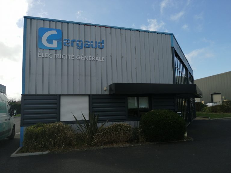 lettres-decoupees-caisson-lumineux-avec-adhesifs-impression-numerique