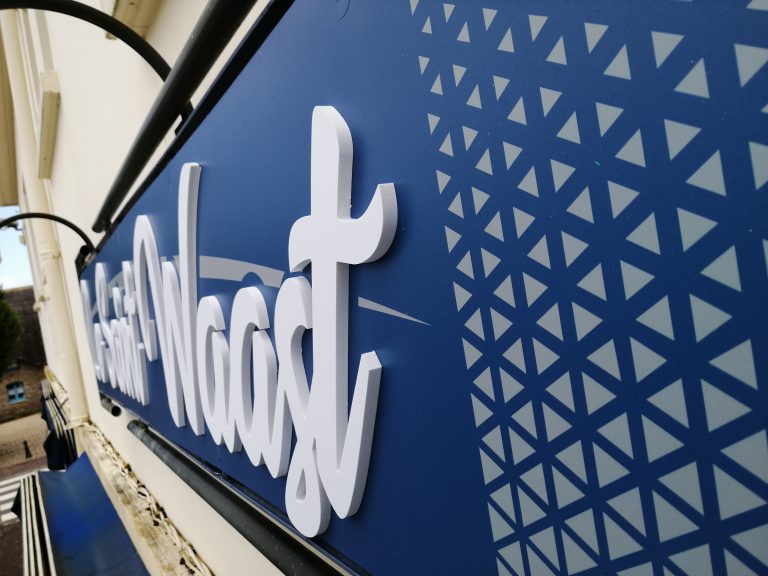 panneau-grand-format-decoration-adhesive-lettres-decoupees-pvc-eclairage-spot-leds